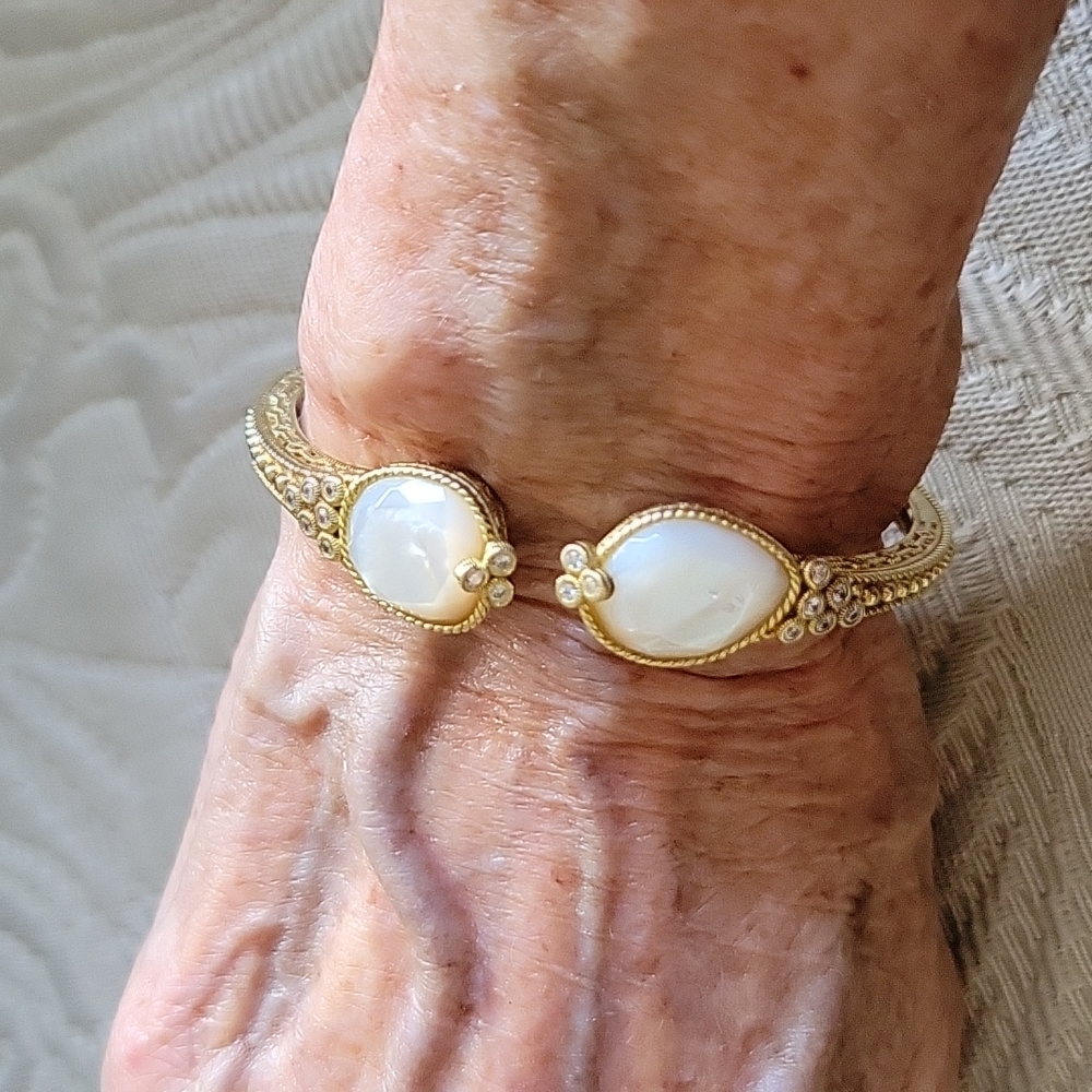 Hinged bangle bracelet